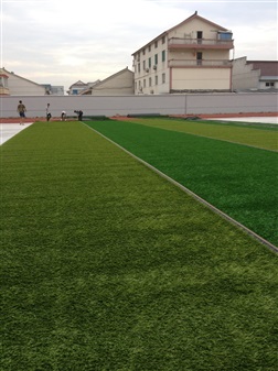 蘇州小學(xué)球運(yùn)動(dòng)場(chǎng)施工中